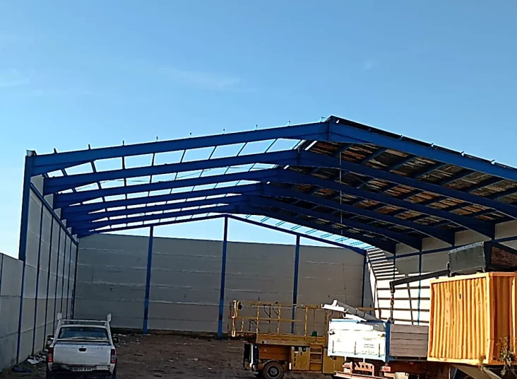 estructura-azul-nave-en-montaje