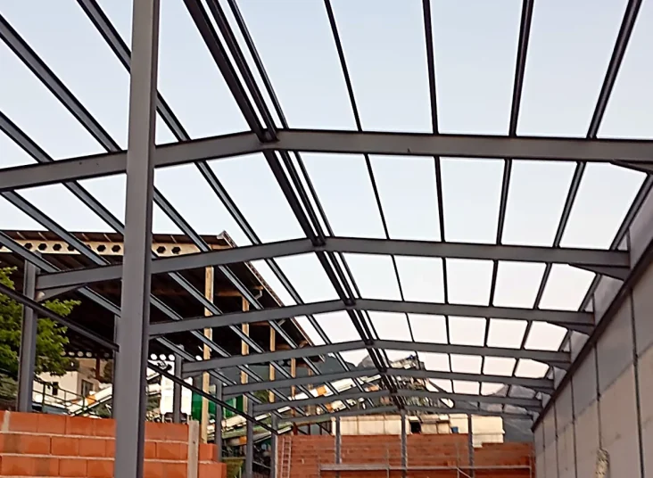 nave-industrial-06-estructura-metalica-en-montaje